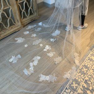 Monique Lhuillier Lace Cathedral Veil Never Worn